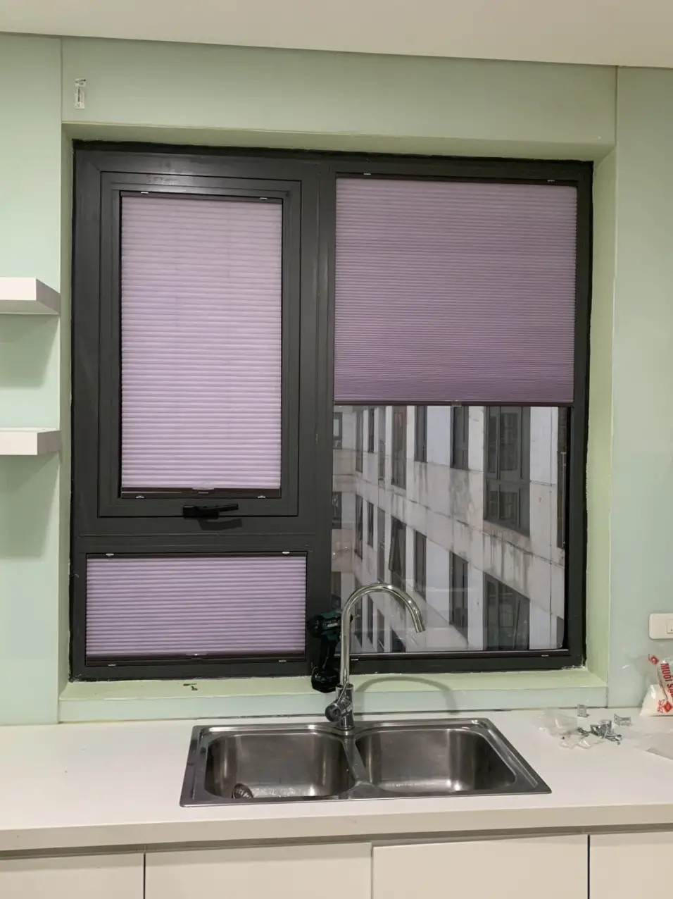 Rèm tổ ong gắn ô kính - lựa chọn đúng đắn cho mùa hè để tận hưởng không gian mát mẻ, thoáng đãng