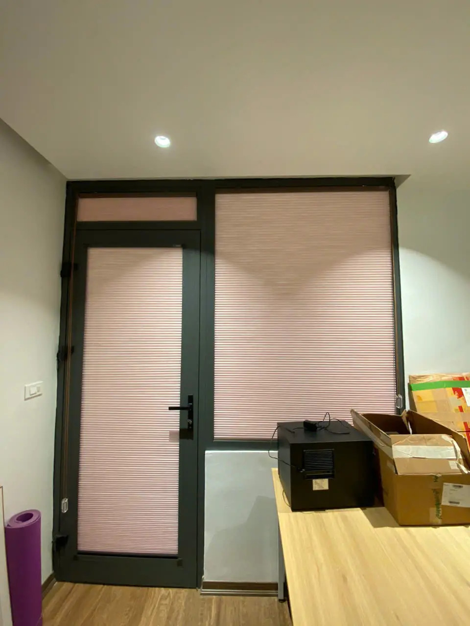 Chọn Màu Sắc Rèm Tổ Ong Gắn Ô Kính Theo Phong Thuỷ – Tối Ưu Hóa Không Gian Sống