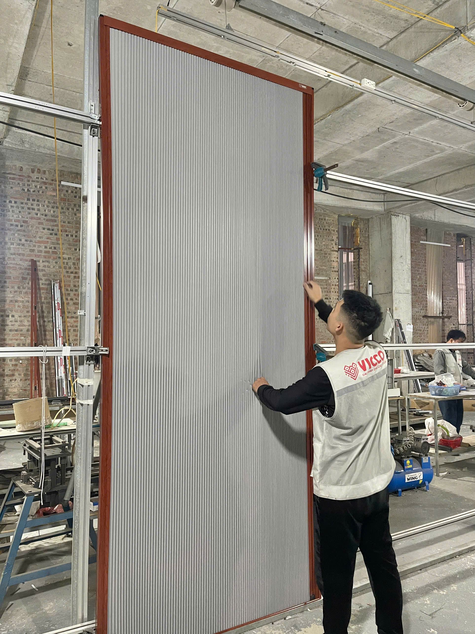 TEST SẢN PHẨM VÁCH NGĂN ĐIỀU HÒA TẠI XƯỞNG – ĐẢM BẢO TIÊU CHUẨN TRƯỚC KHI BÀN GIAO