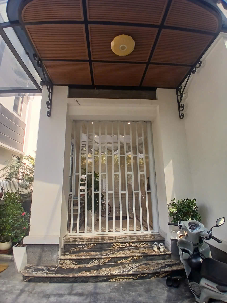 Thi công vách ngăn hợp kim nhôm xếp gọn không ray dưới tại Biệt thự Starlake – Hà Nội