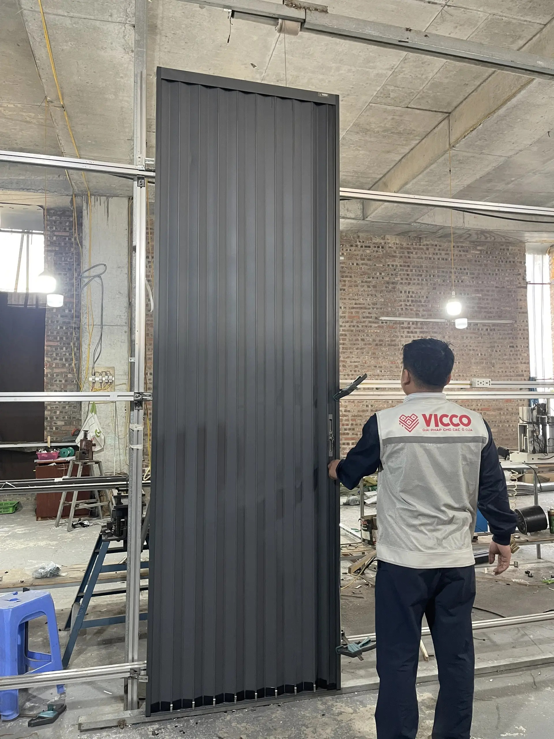 So sánh vách ngăn cửa xếp hệ V63 với các hệ thống khác – Lựa chọn tối ưu cho mọi không gian hiện đại