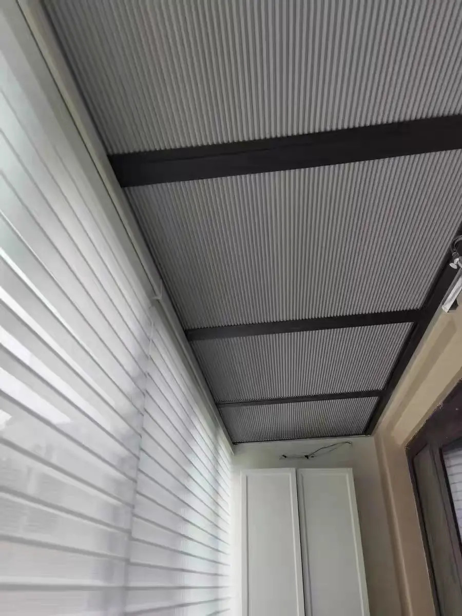 So sánh rèm giếng trời với các loại rèm khác