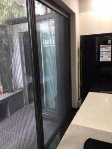 Cửa lưới chống muỗi có cần thiết cho nhà chung cư không? - Giải pháp an toàn và tiện lợi cho không gian sống hiện đại