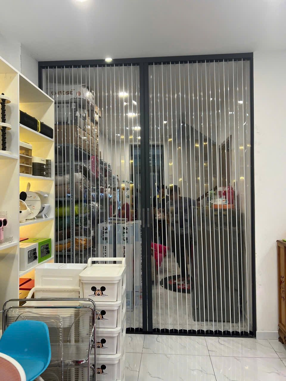 Giải pháp hiện đại cho ngôi nhà với vách ngăn lá nhựa trong – Tối ưu không gian sống hiện đại