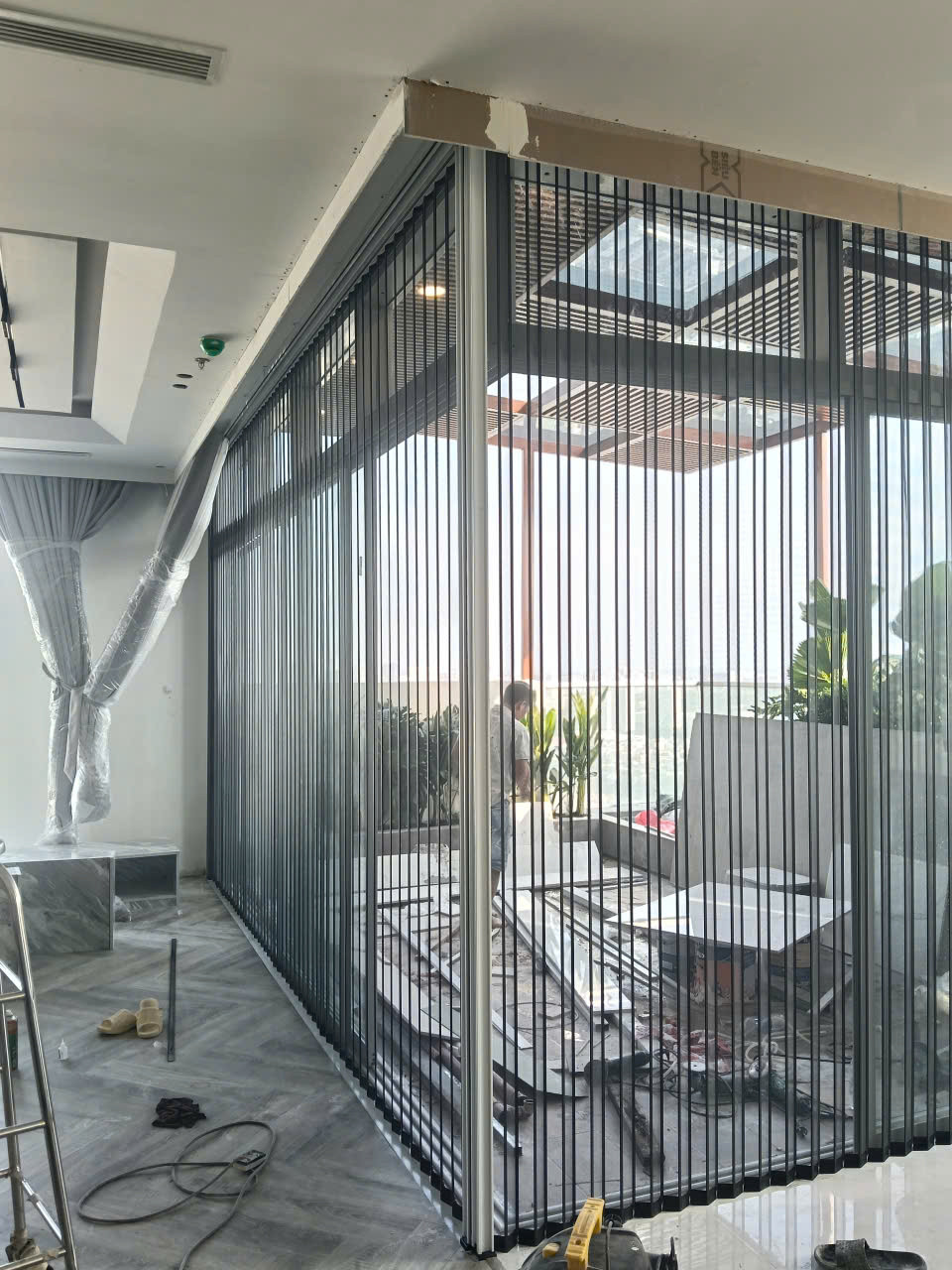 Thiết kế độc đáo với vách ngăn lá nhựa trong - Giải pháp sáng tạo cho không gian hiện đại