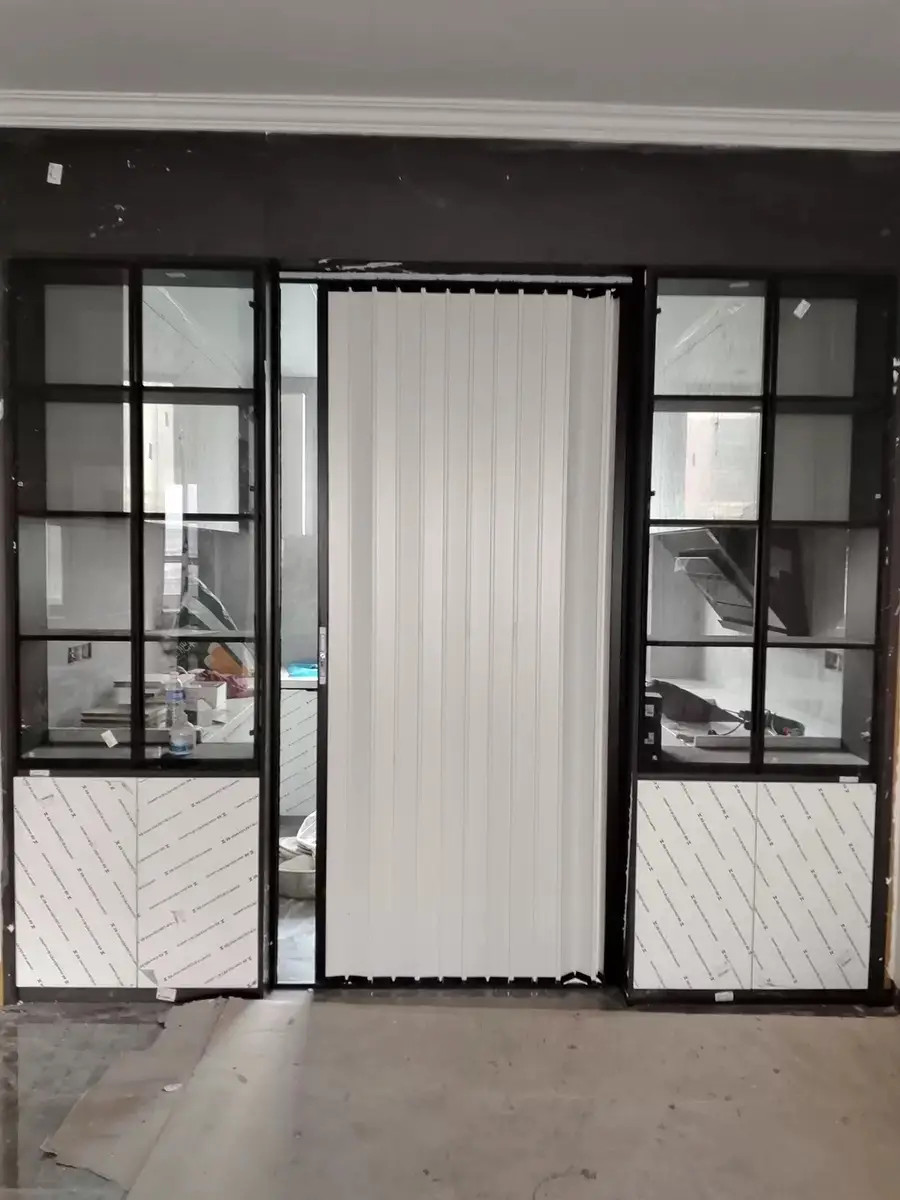 Tạo cảm giác mới lạ với vách ngăn lá nhựa trong – Bật mí ý tưởng trang trí đột phá cho không gian sống sáng tạo