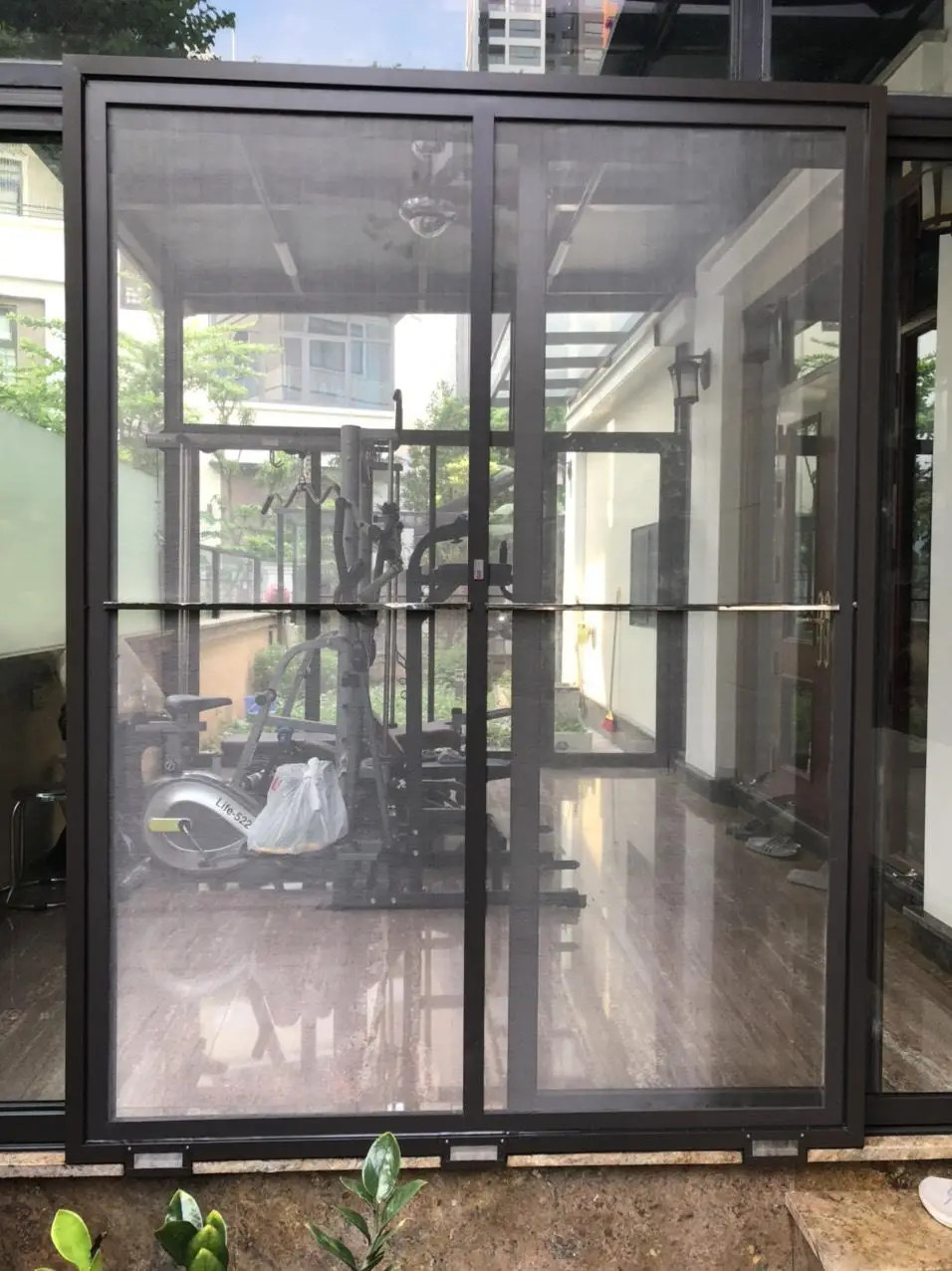 Bền bỉ qua thời gian với cửa lưới inox