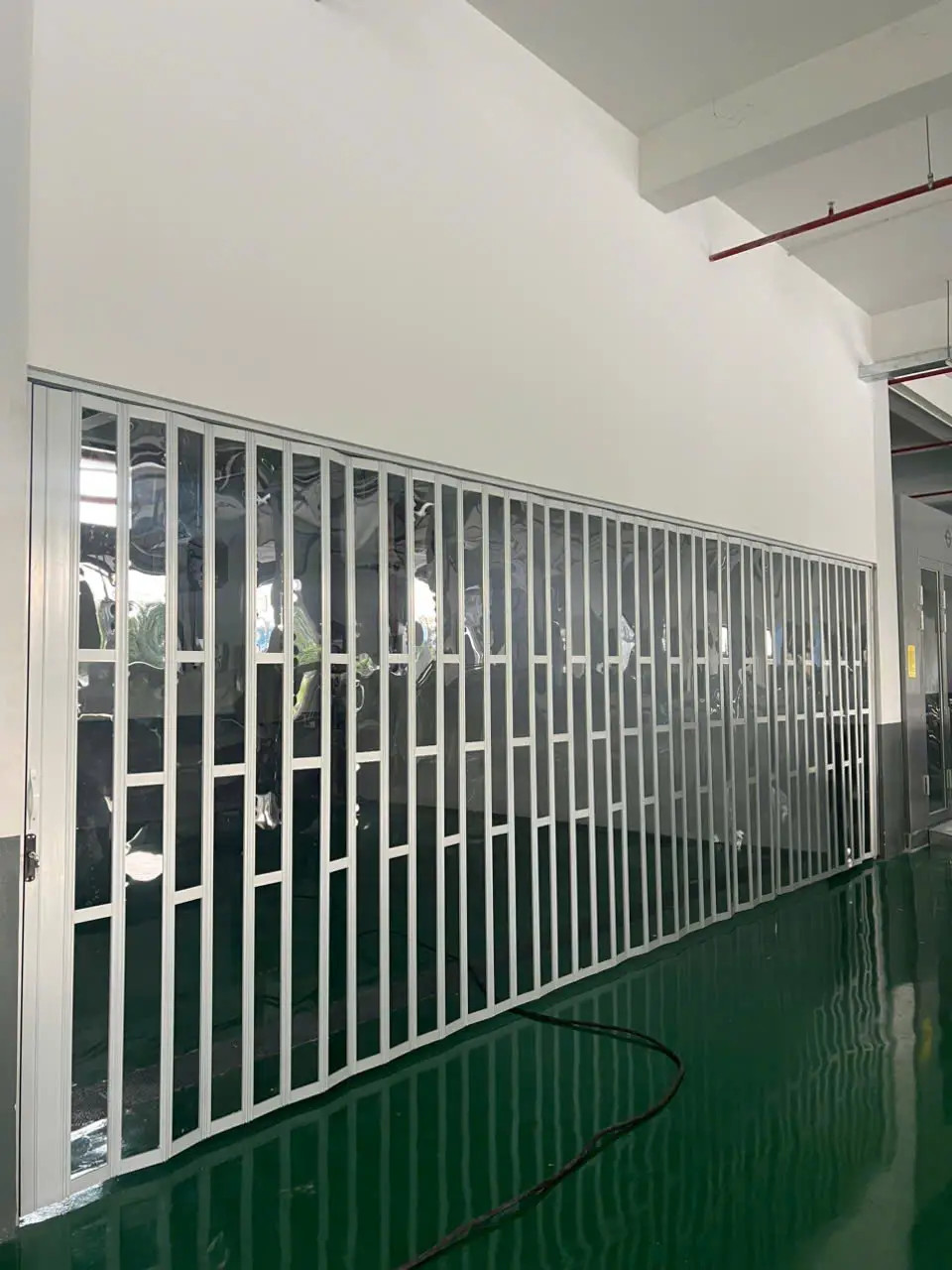 Đánh giá độ bền của vách ngăn hợp kim trong thời gian dài