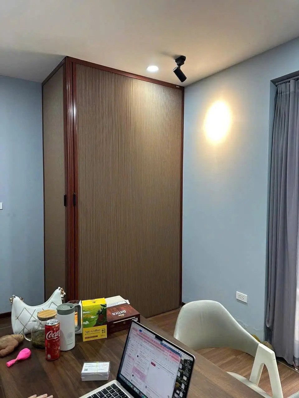 Cảm nhận sự riêng tư với vách ngăn tổ ong cản sáng 100% – Giải pháp tối ưu cho không gian hiện đại