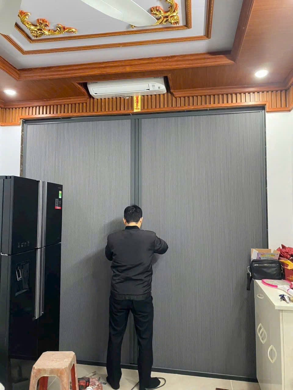 So sánh vách ngăn điều hòa và rèm chắn nắng hiệu quả
