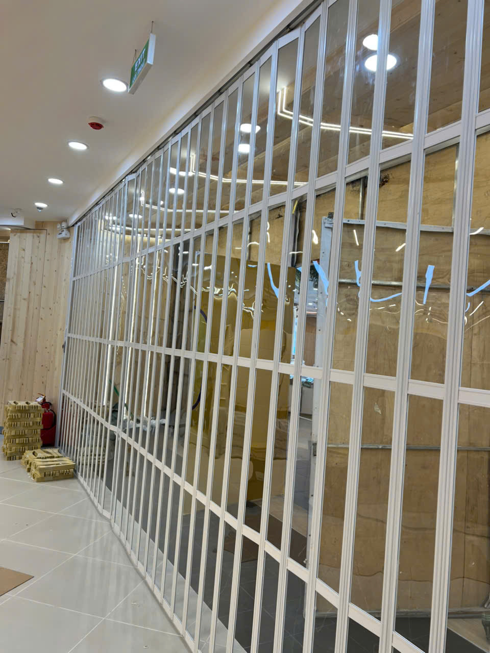 So sánh vách ngăn hợp kim nhôm và vật liệu khác – chọn đúng
