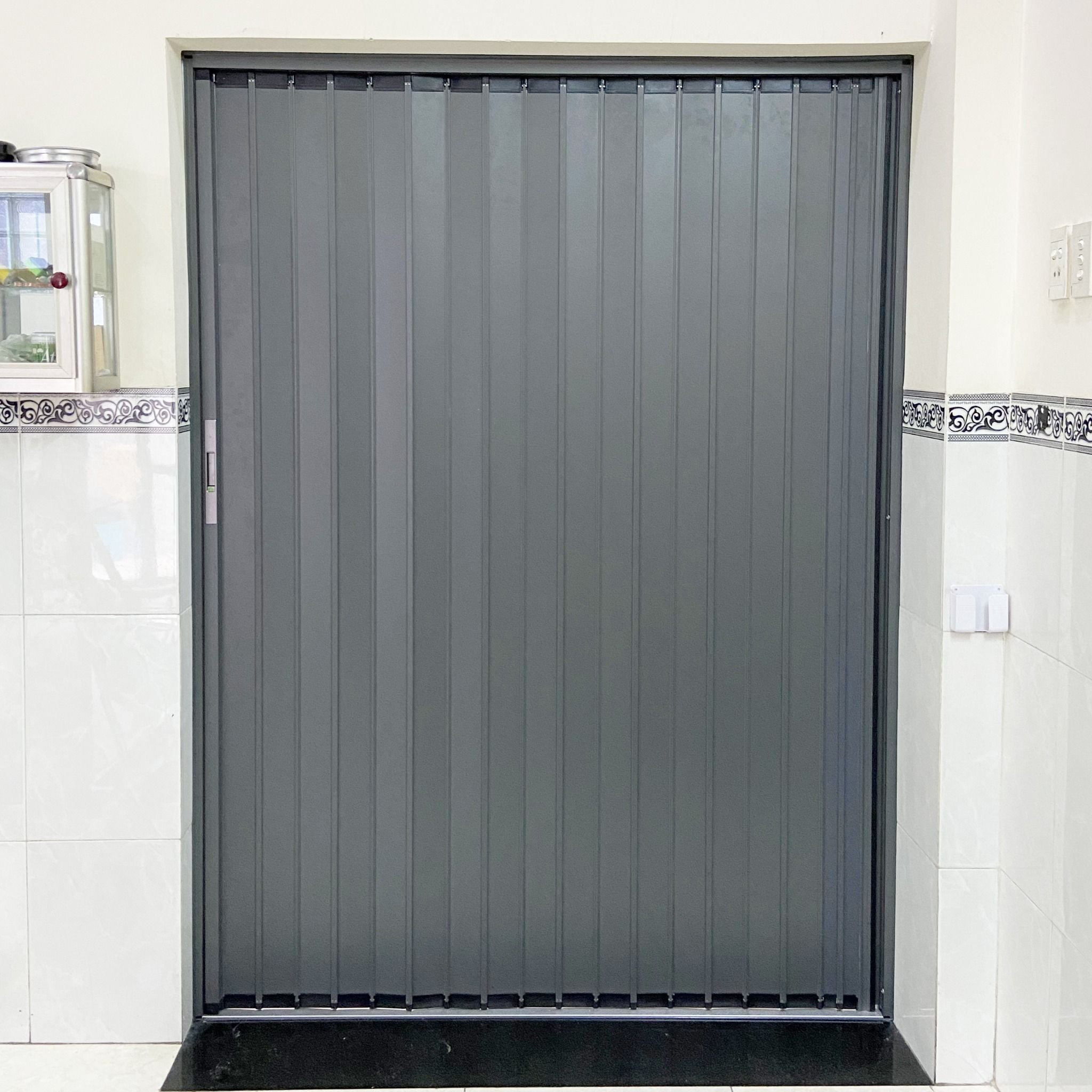 Tối giản hóa không gian với cửa xếp lá nhôm cho căn hộ nhỏ