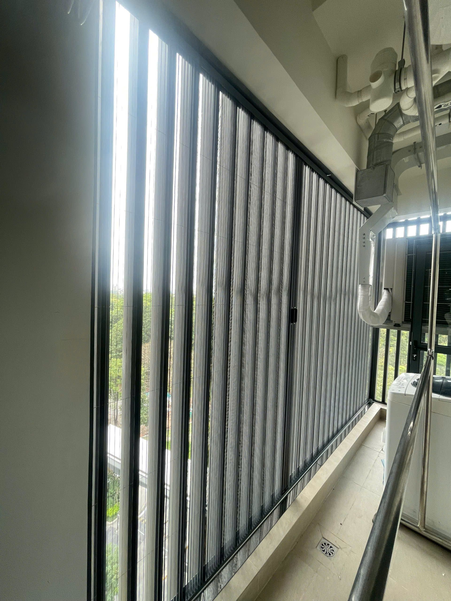 Tại sao nên đầu tư vào cửa lưới chống muỗi cho ban công chung cư?