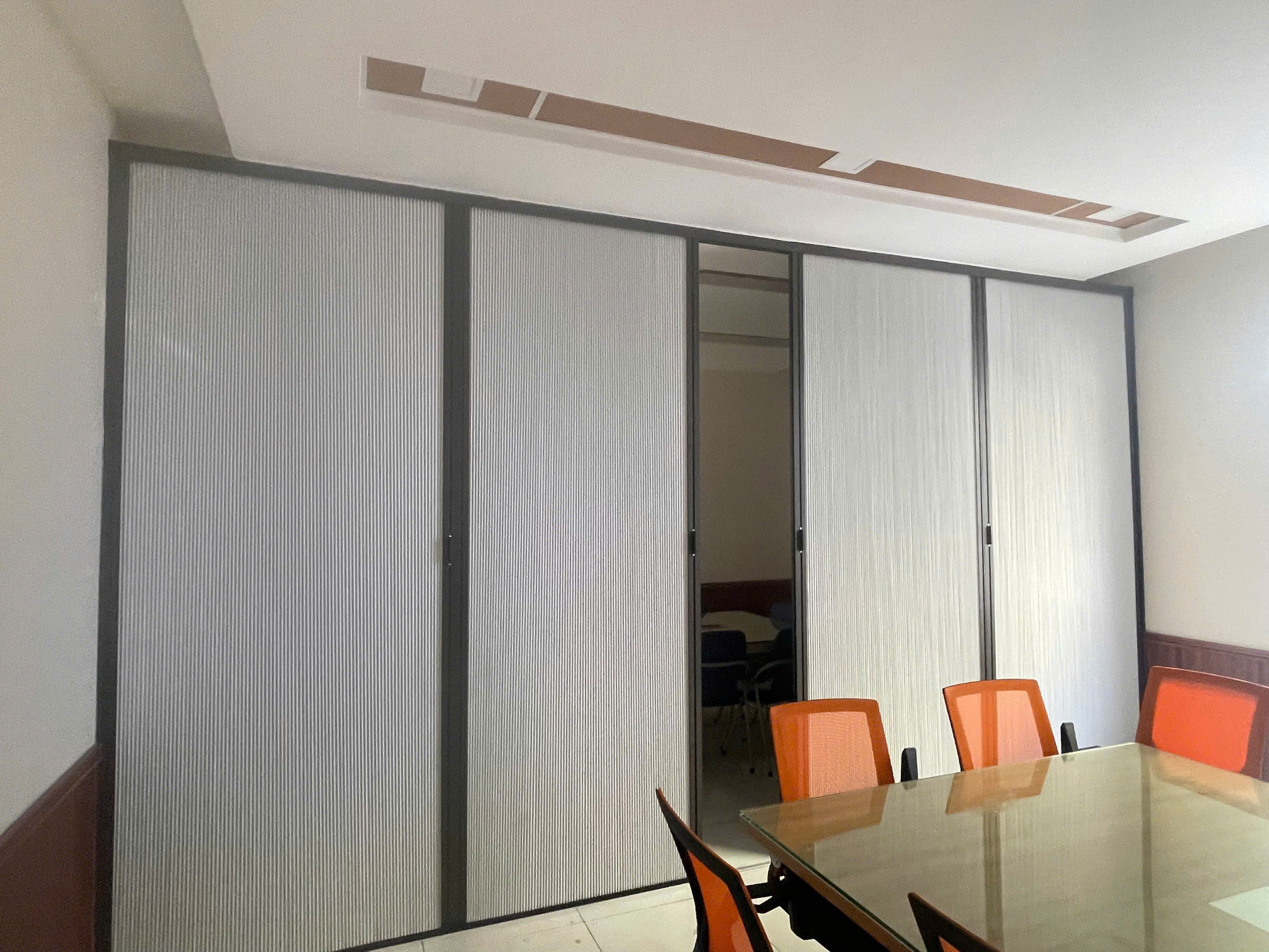 THI CÔNG VÁCH NGĂN ĐIỀU HÒA HỆ RAY XÍCH GHÉP CÁNH – CÔNG TRÌNH THỰC TẾ TẠI BÌNH DƯƠNG