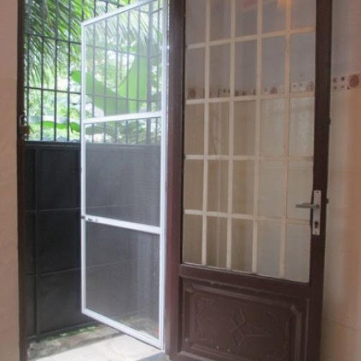 Cửa lưới cố định có tháo ra vệ sinh được không? Bao lâu nên làm sạch?