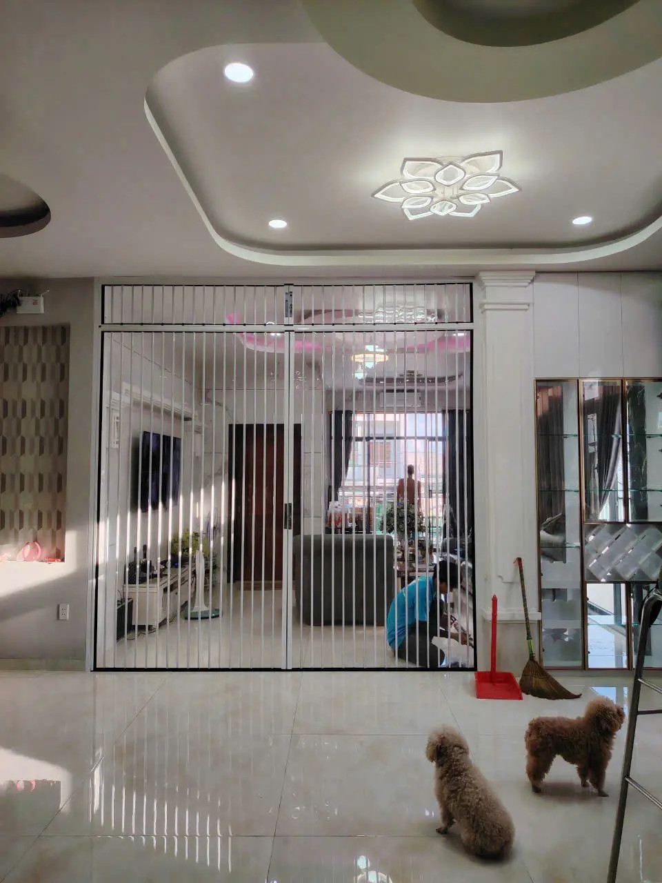 Hướng Dẫn Lắp Đặt Cửa Xếp Lá Đúng Kỹ Thuật Tại Nhà - Từng Bước Một