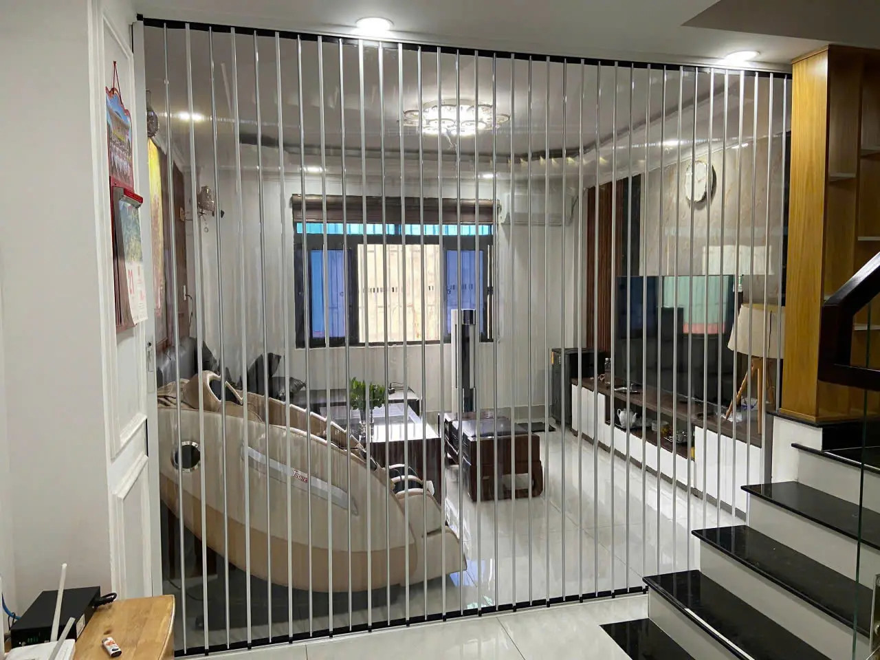 Nên Chọn Cửa Xếp Lá Nhựa Hay Nhôm? Loại Nào Bền Hơn?