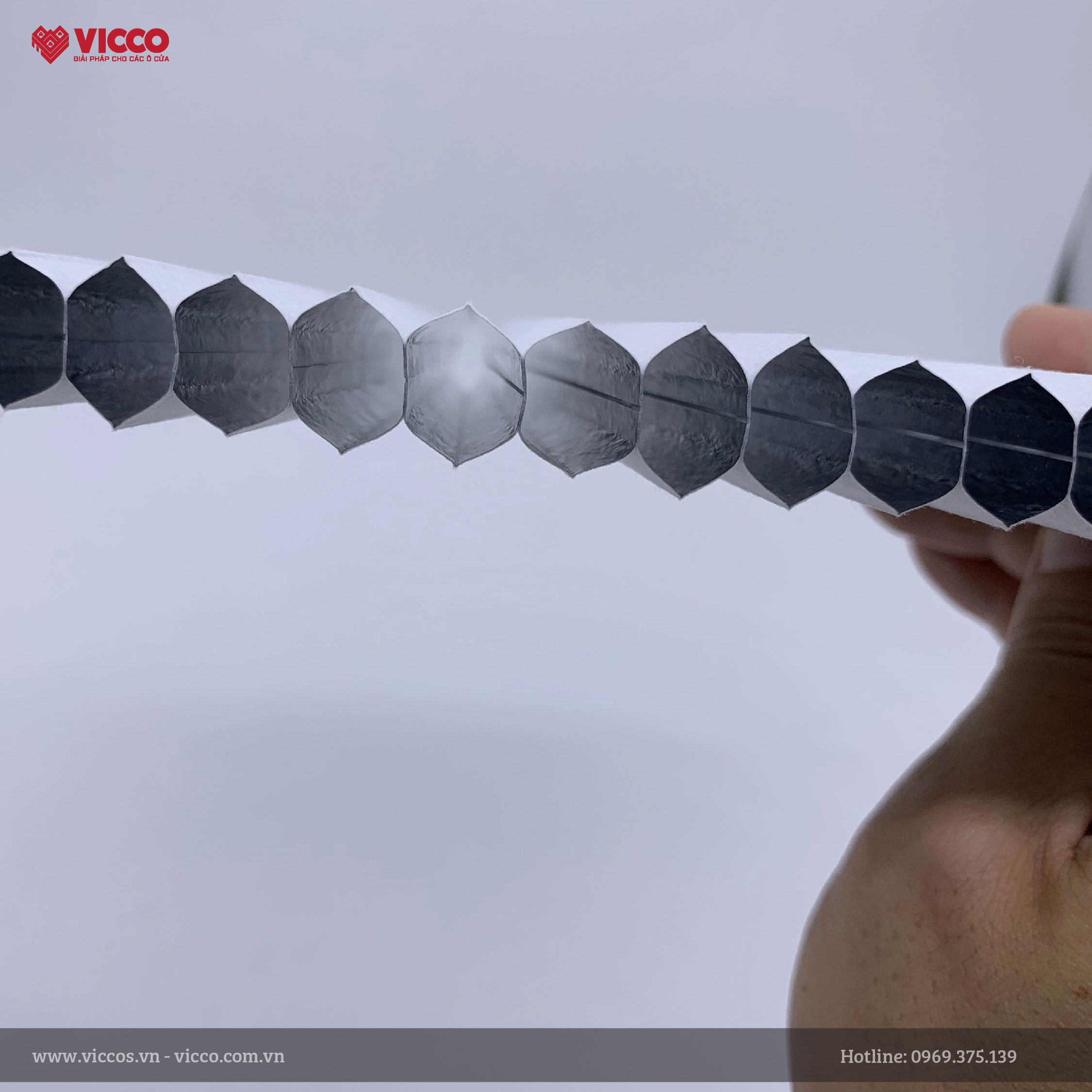 So sánh rèm tổ ong và rèm vải – Nên chọn loại nào? Khám phá ưu nhược điểm từng loại