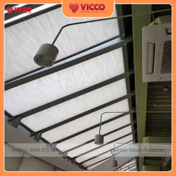 Nhà hướng Tây, mái kính nóng bức? Đã có rèm giếng trời VICCO xử lý gọn nhẹ