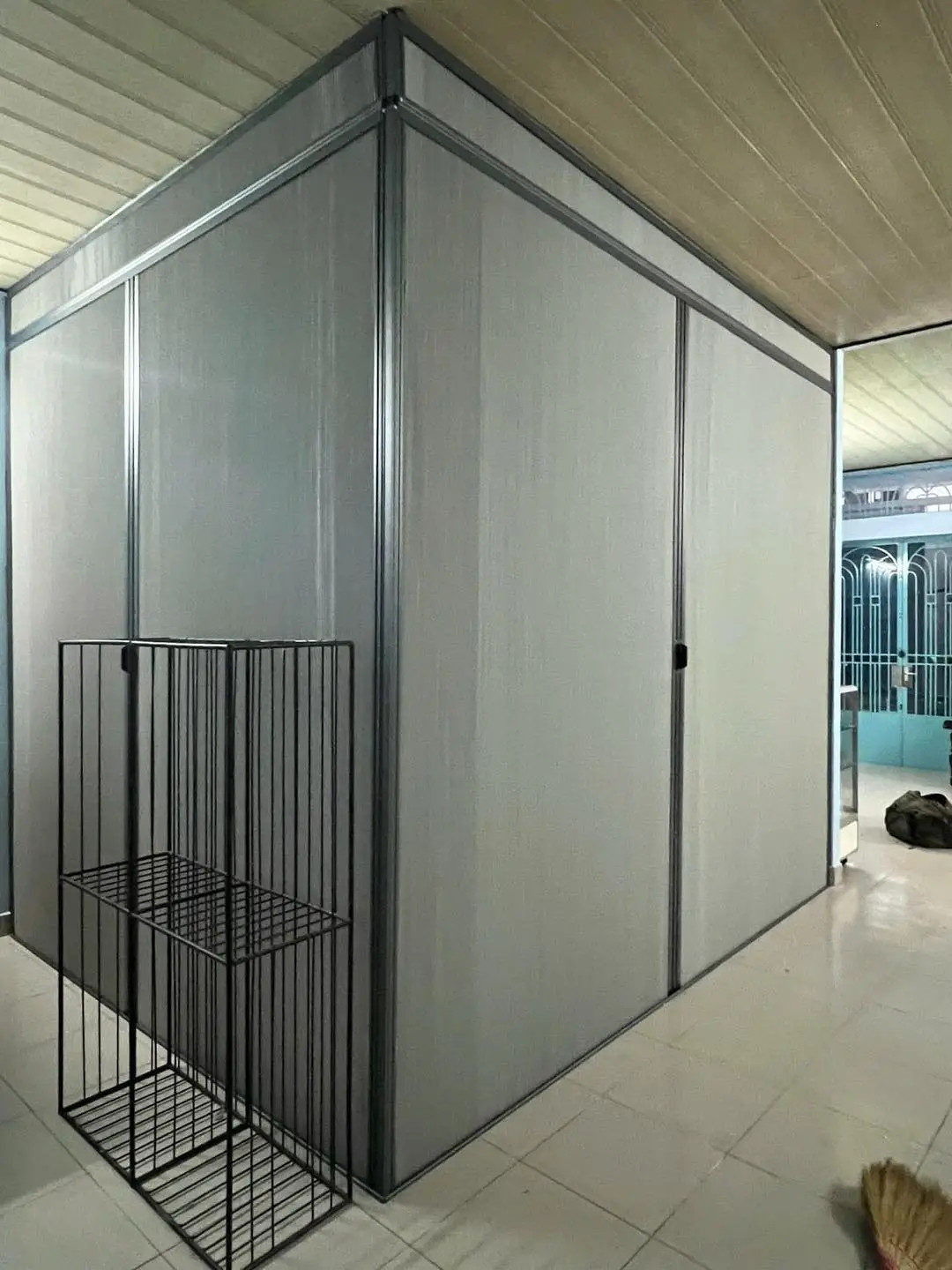 Lắp Đặt Vách Tổ Ong Màu Ghi Tại Quận 1, TP HCM - Giải Pháp Thiết Kế Hiện Đại