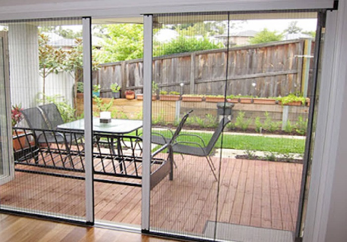 Vì sao nên lắp đặt cửa lưới chống muỗi cho ban công?