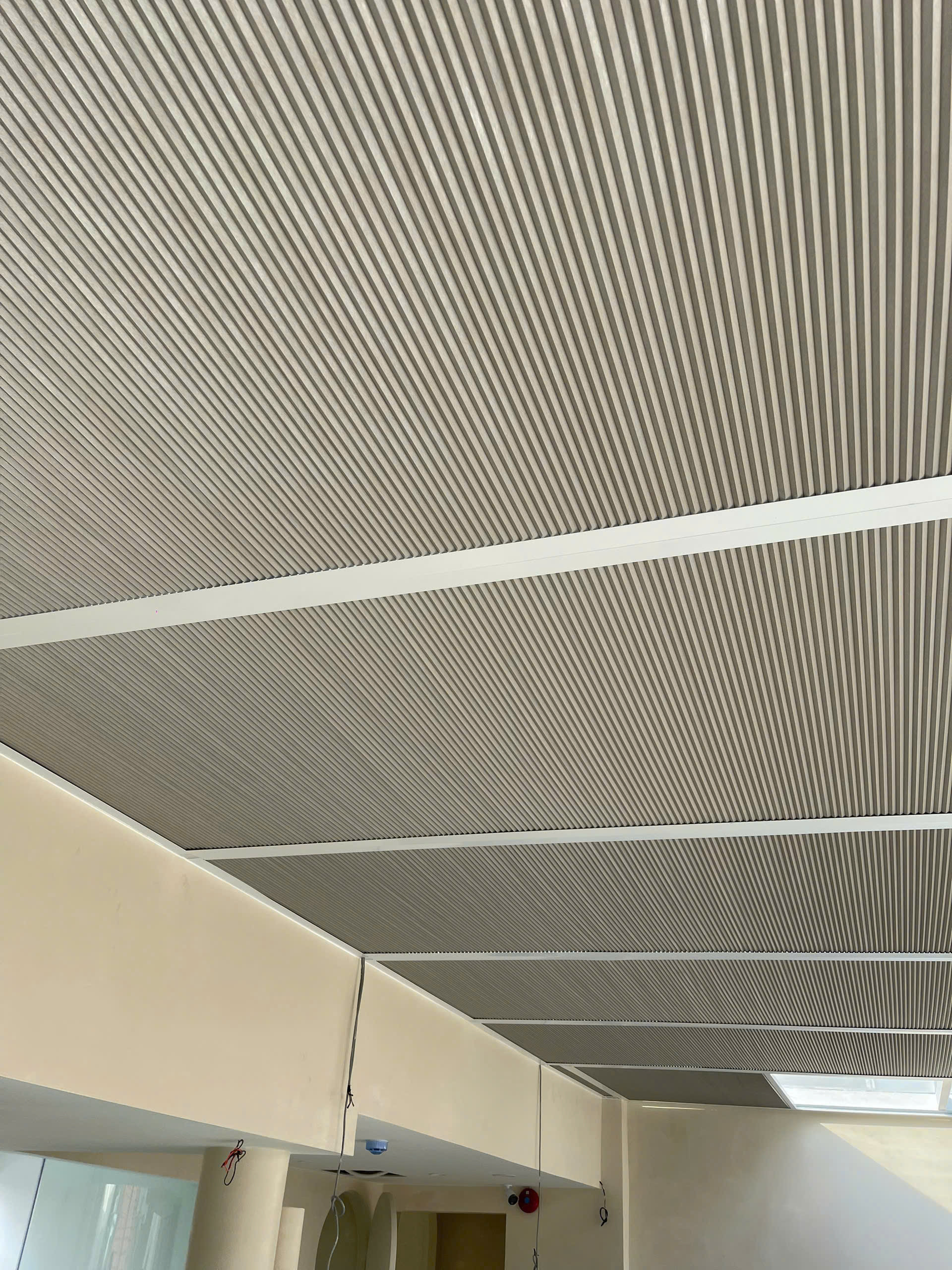 Báo giá rèm trần tự động mới nhất – Đa dạng chất liệu cho không gian sống hiện đại
