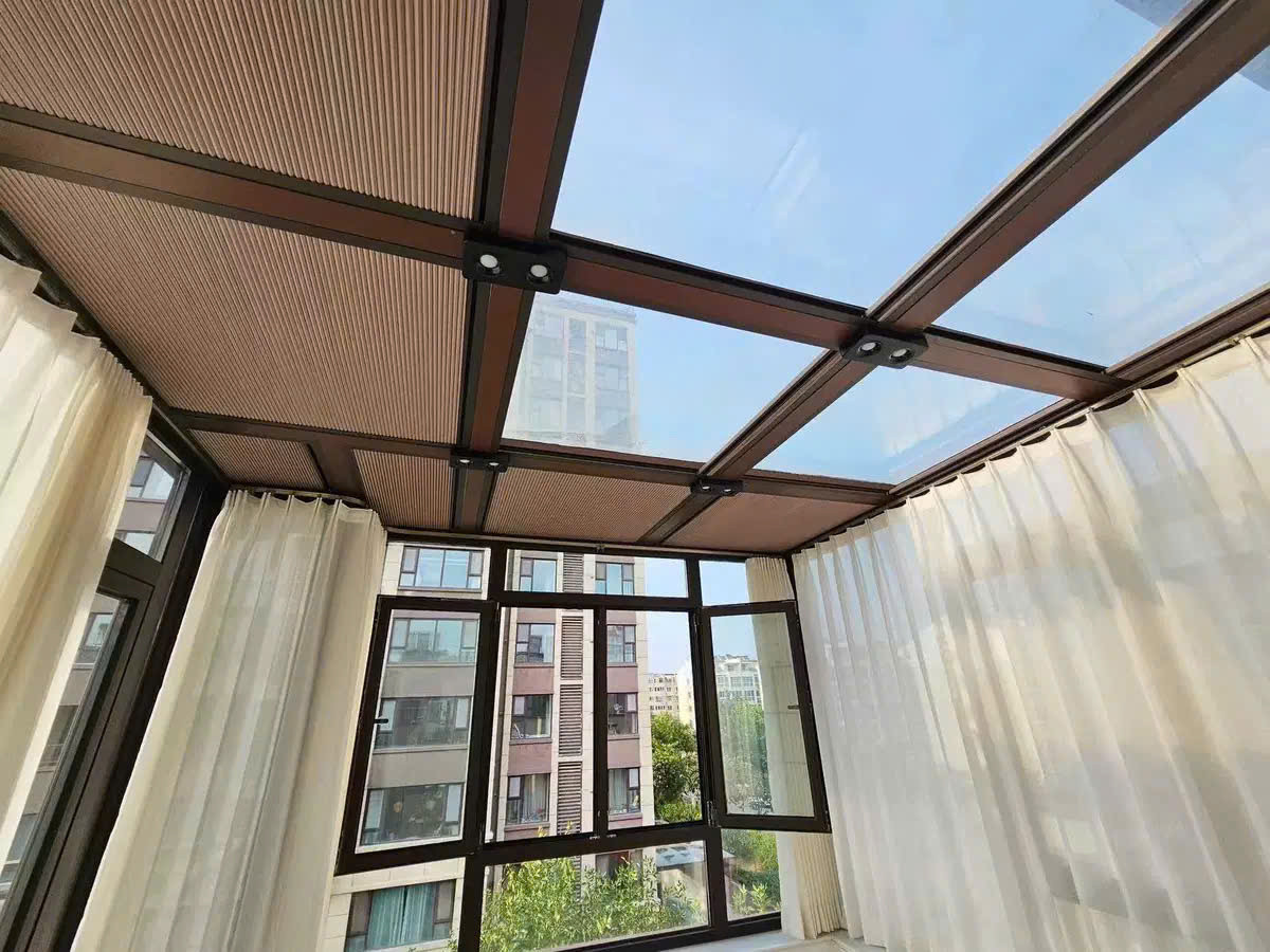 Rèm trần tự động là gì? Tư vấn chọn loại rèm phù hợp cho giếng trời, trần kính