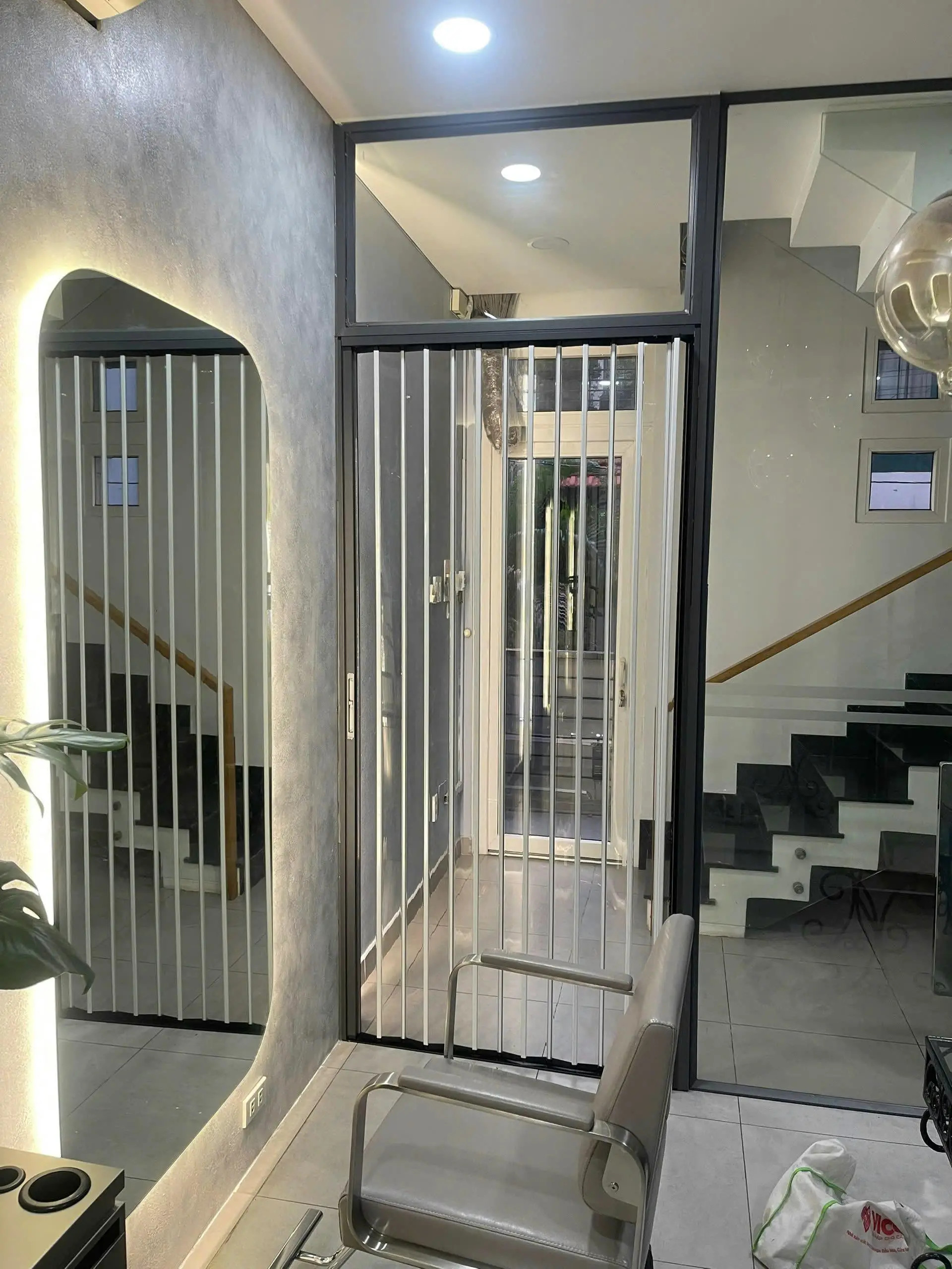 Tiết kiệm không gian với vách ngăn lá nhựa trong - Giải pháp thông minh cho không gian sống hiện đại