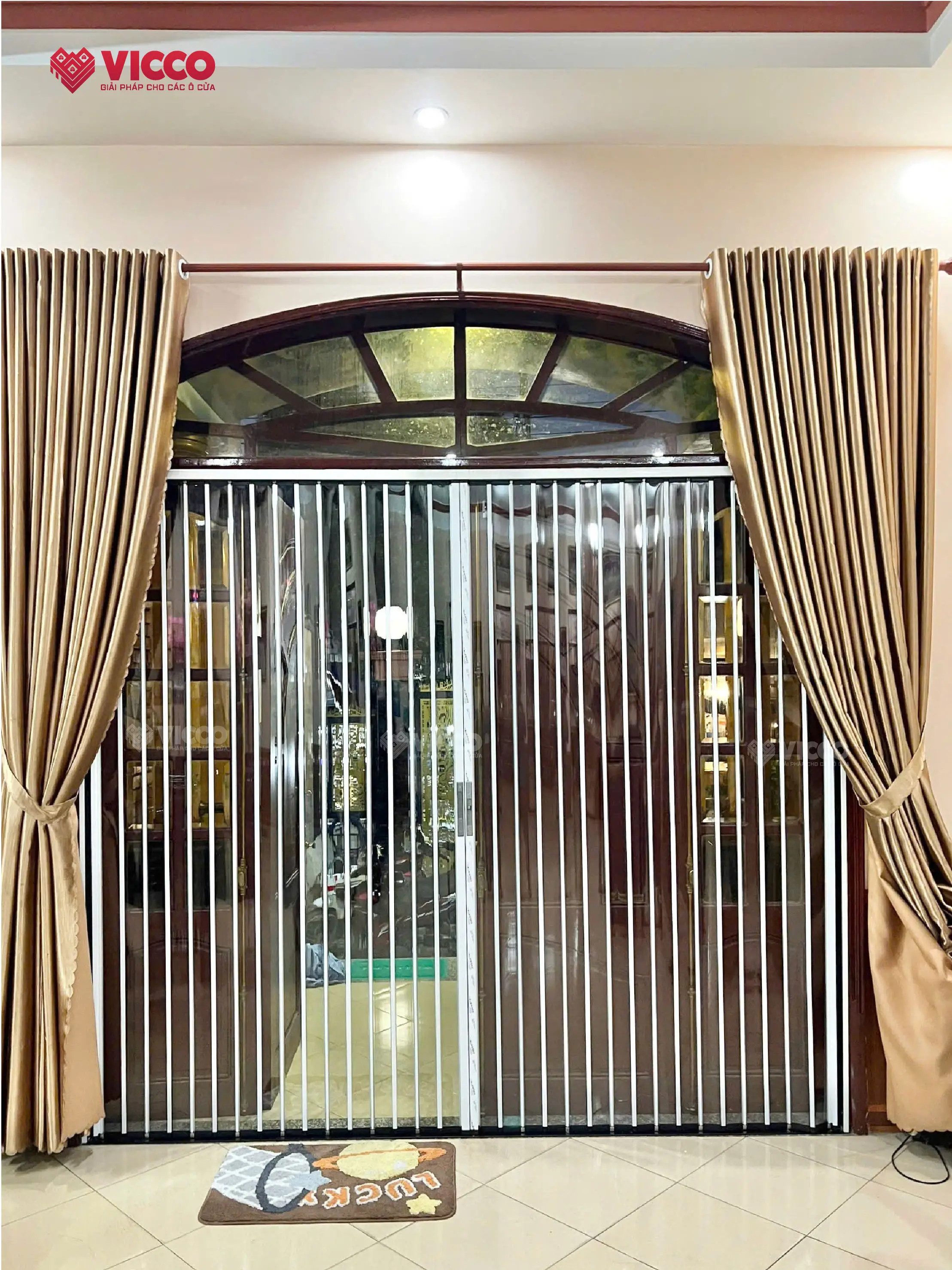 Vách ngăn lá nhựa trong: Lựa chọn tiết kiệm cho gia đình hiện đại và tiện ích