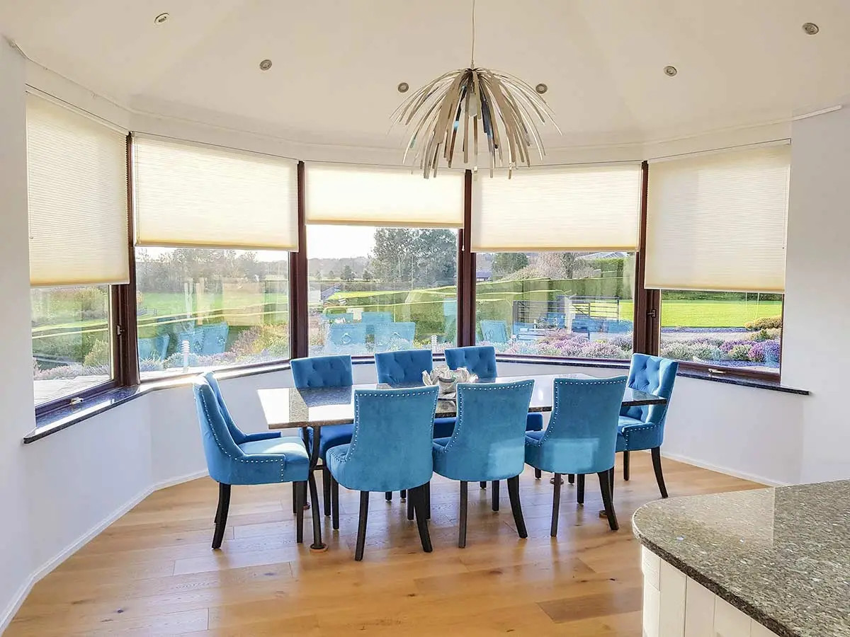 Khám phá màu sắc của rèm tổ ong gắn kính - Sự lựa chọn hoàn hảo cho không gian sống