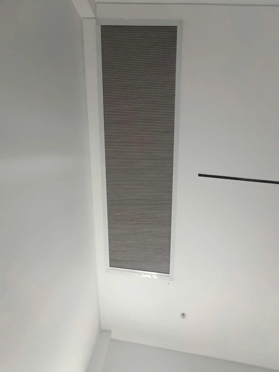 Gợi ý thiết kế phối hợp rèm tổ ong che mái kính với nội thất khác - Tạo Không Gian Thẩm Mỹ Hoàn Hảo