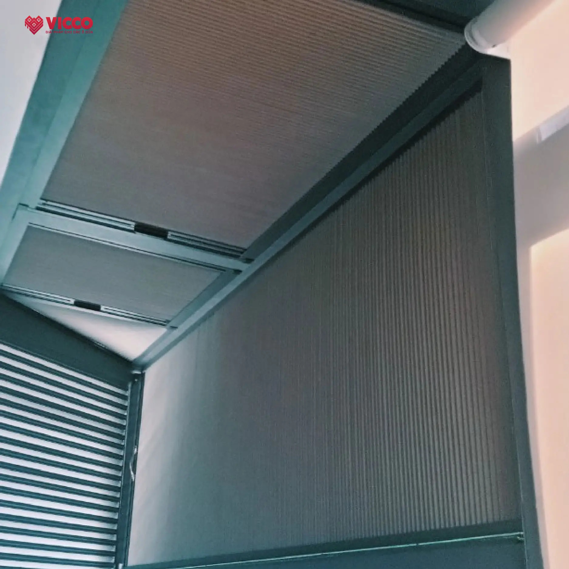 Đẹp mắt với rèm tổ ong che mái kính - Biến không gian sống thành thiên đường