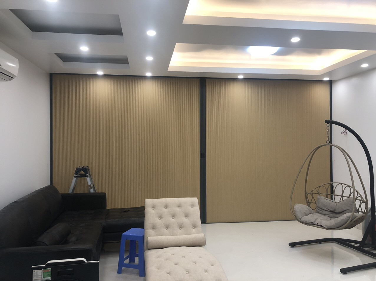 Những lợi ích khi lựa chọn vách ngăn điều hòa thiết kế cho phòng khách