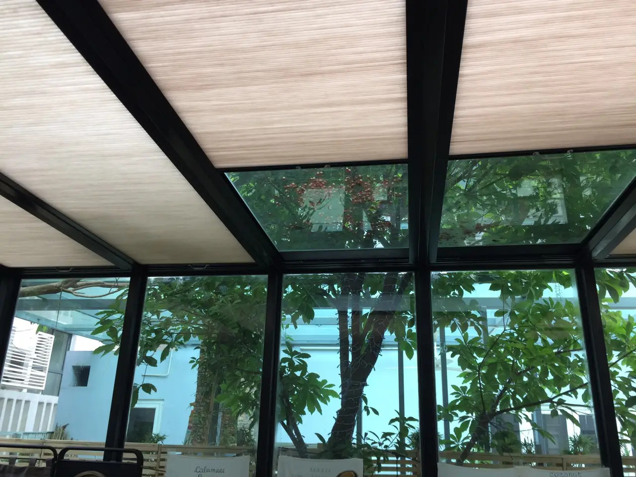 Giảm Nhiệt Độ Hiệu Quả Nhờ Rèm Giếng Trời Tự Động – Giải Pháp Thân Thiện Và Tiết Kiệm Nhiên Liệu