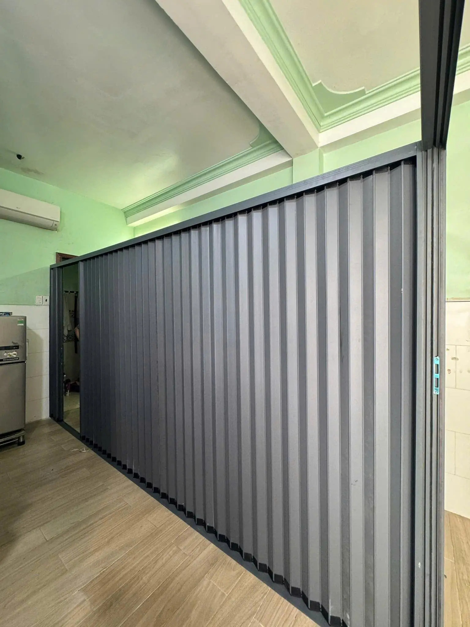 So sánh giá thành cửa xếp lá nhôm với dòng sản phẩm khác - Lựa chọn tối ưu cho không gian thương mại và gia đình