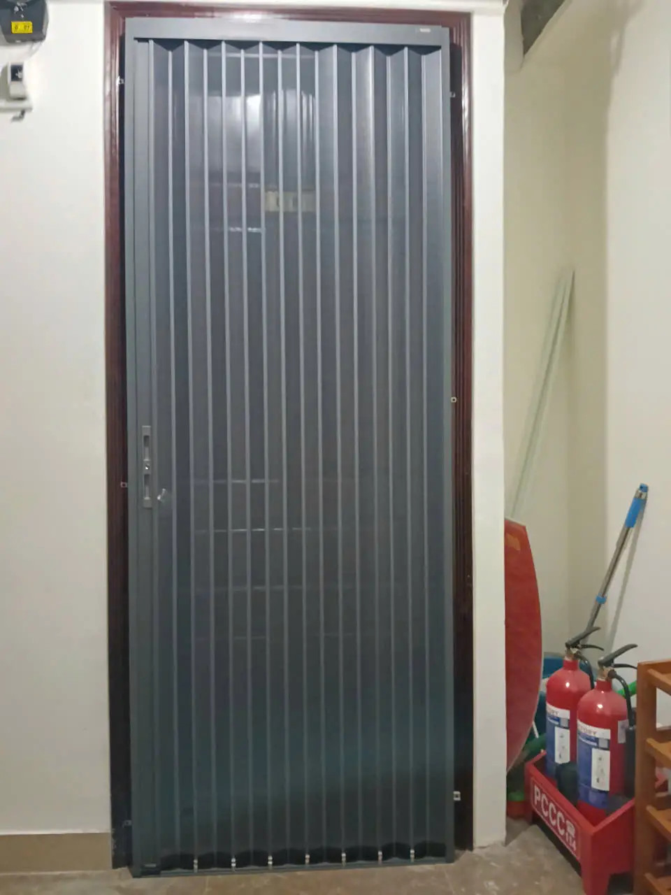 Kinh nghiệm chọn mua cửa lưới xếp lá nhôm chất lượng cao - Bí quyết để bảo vệ không gian sống hoàn hảo